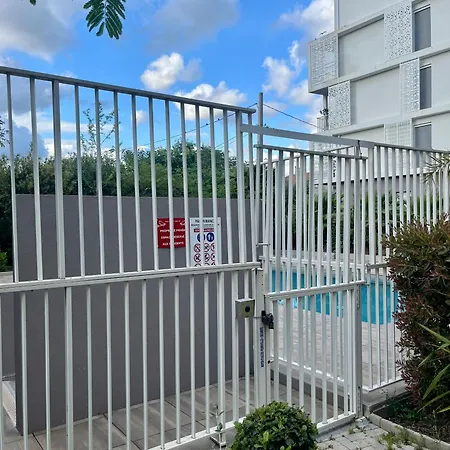 La Douceur Cannoise Soit Un 2p Cosy Terrasse Piscine Vue Jardin Proche A Pied Cannes